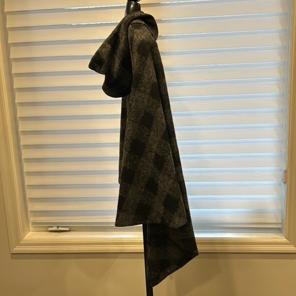 Black and grey check poncho with hood - Picture 4 of 8